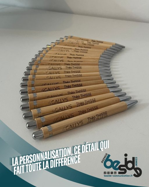 ✨ 𝗟𝗮 𝗽𝗲𝗿𝘀𝗼𝗻𝗻𝗮𝗹𝗶𝘀𝗮𝘁𝗶𝗼𝗻, 𝗰’𝗲𝘀𝘁 𝗹𝗲 𝗱𝗲́𝘁𝗮𝗶𝗹 𝗾𝘂𝗶 𝗳𝗮𝗶𝘁 𝘁𝗼𝘂𝘁𝗲 𝗹𝗮 𝗱𝗶𝗳𝗳𝗲́𝗿𝗲𝗻𝗰𝗲.

Chez Beside Communication, j’adore donner vie aux objets du quotidien pour qu’ils deviennent de véritables supports d’image. 🎯

Comme ici, avec ces stylos en bambou gravés pour @theo_thisse, conseiller chez @gallysimmo 🏡

Une matière naturelle, un rendu élégant, et une personnalisation fine grâce à la gravure laser : l’alliance parfaite entre authenticité et professionnalisme. 🌿✍️

Parce qu’un objet bien pensé, c’est aussi un message qui reste. 💫

#BesideCommunication #GravureLaser #ObjetsPersonnalisés #CommunicationVisuelle #GallysImmobilier #BambooVibes